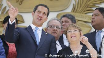 Bachelet junto a Juan Guaidó. 