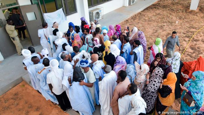 Eleitores esperam na fila para votar numa assembleia de voto em Nouakchott.
