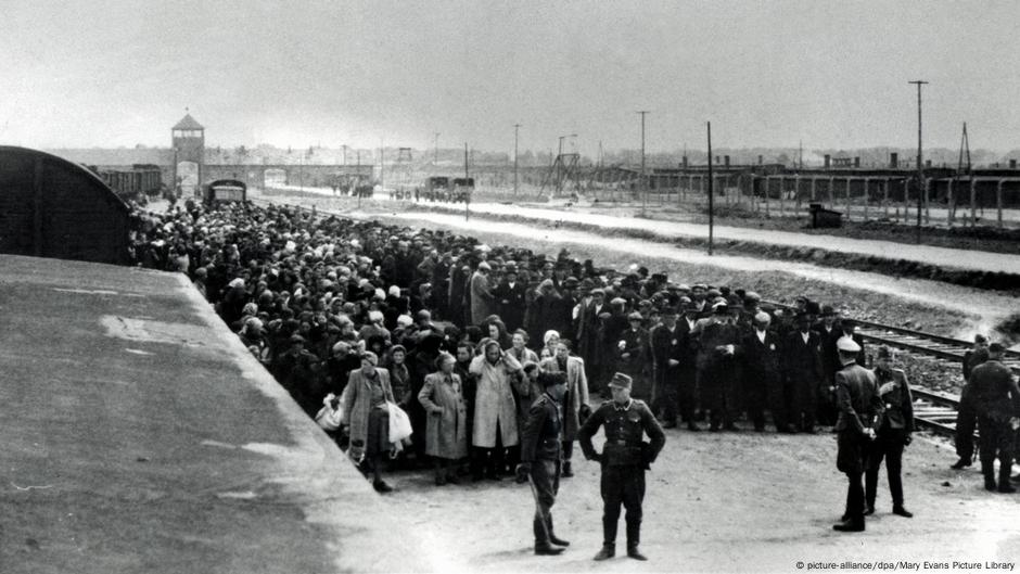 Zatvorenici nakon dolaska u koncentracioni logor Aušvic-Birkenau 1944.