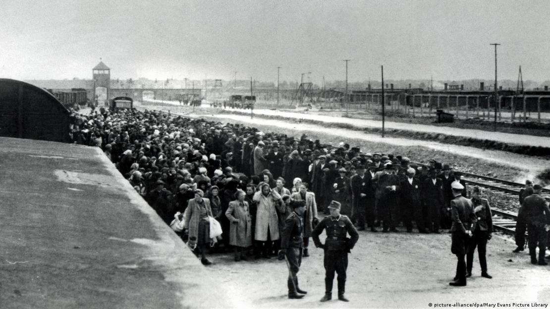 Presos em plataforma de trem de campo de concentração Auschwitz-Birkenau