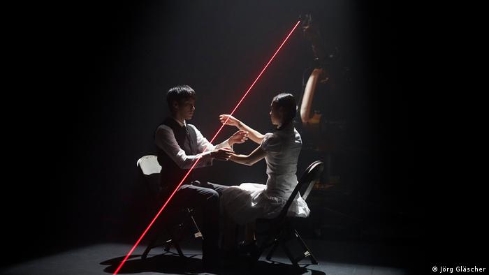 Huang Yi und der tanzende Roboter KUKA Tanzperformance