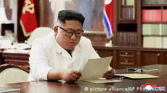 Nordkorea Kim Jong Un liest Trumps Brief