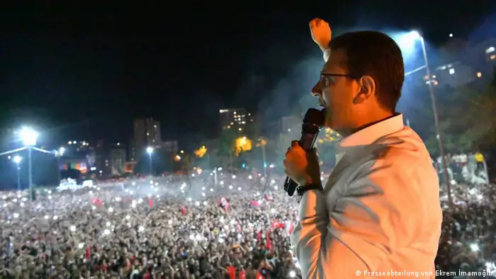 Türkei Rede des neuen Bürgermeister von Istanbul, Ekrem Imamoglu | Anhänger in Beylikdüzü