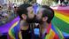 Casal de homens se beija em Parada Gay de São Paulo em 2019 Casal de homens se beija em Parada Gay de São Paulo em 2019