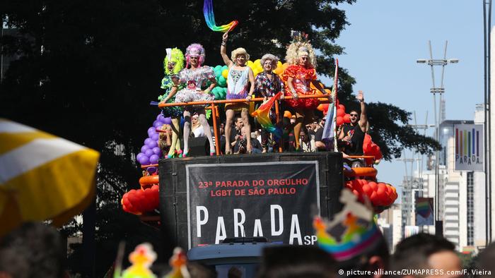 People attend the 2019 Gay Pride Parade in Sao Paulo, Brazil (picture-alliance/ZUMAPRESS.com/F. Vieira)