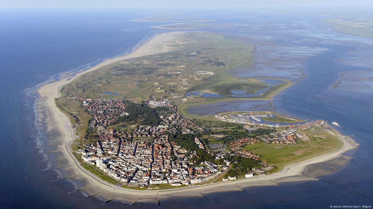 В кровати появилась вода