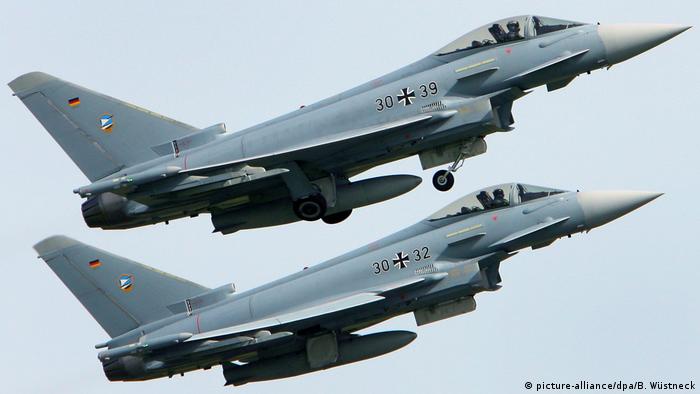 Dwa myśliwce Bundeswehr Eurofighter w locie