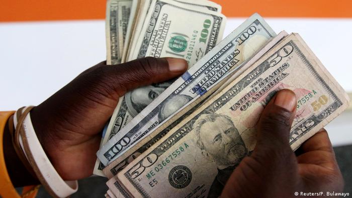 Händer halten US-Dollar-Scheine (Foto: Reuters)