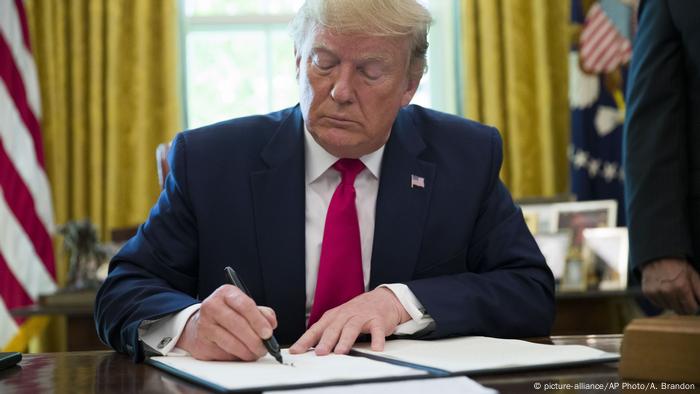 USA Washington Donald Trump unterschreibt Executive Order zu Iran (picture-alliance/AP Photo/A. Brandon)