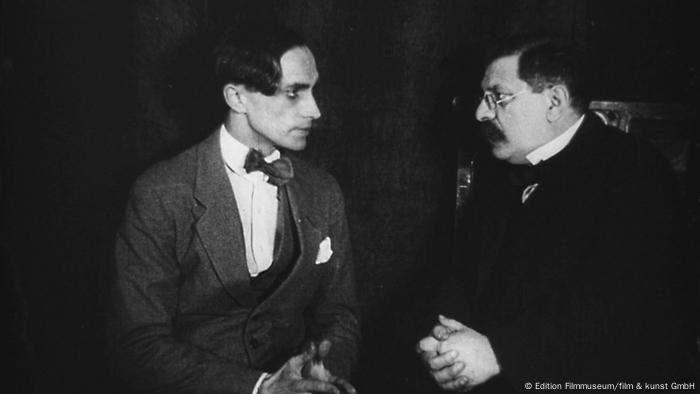 Filmszene aus Anders als die Andern von Richard Oswald mit Conradt Veidt und Magnus Hirschfeld