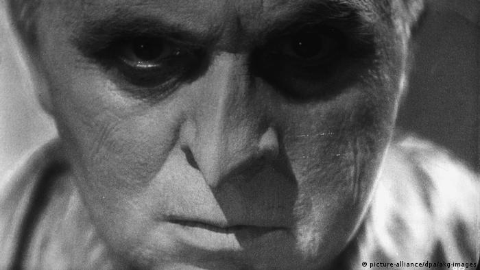 Filmszene mit Mabuse-Darsteller aus Das Testament Des Dr. Mabuse