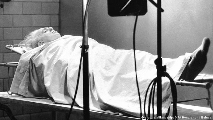 Filmszene aus Das Testament Des Dr. Mabuse von Fritz Lang mit aufgebahrten Leicham von Dr. Mabuse