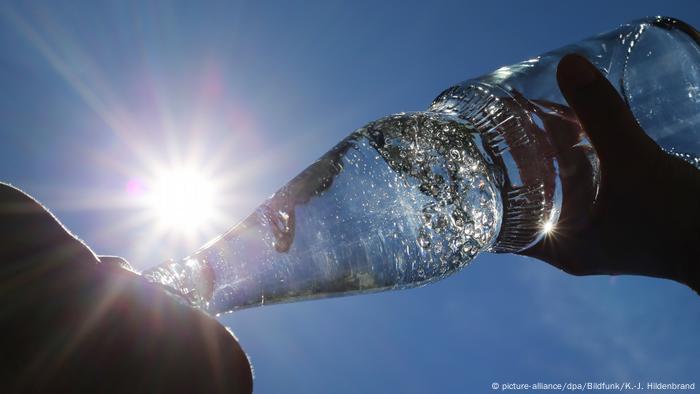 Germany |  Drinking in the heat (picture-alliance/dpa/Bildfunk/K.-J. Hildenbrand)