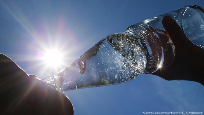 Deutschland | Trinken bei Hitze (picture-alliance/dpa/Bildfunk/K.-J. Hildenbrand)