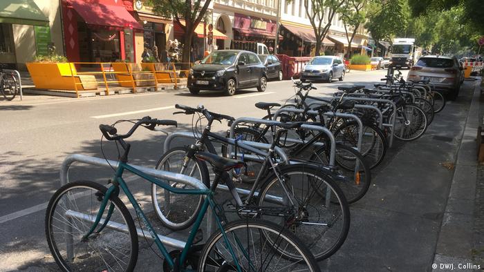 Fahrradparkplätze auf der Straße