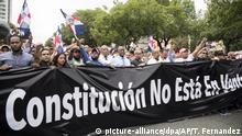 Protesta en Santo Domingo contra la reforma constitucional que posibilitaría la reelección de Medina