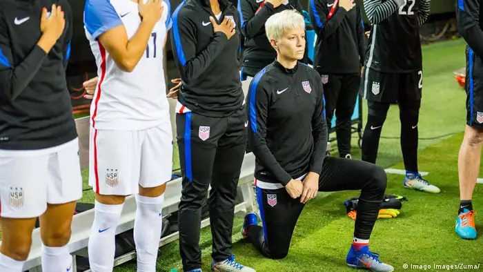 USA Fußball-Spielerin Megan Rapinoe kniet bei Nationalhymne
