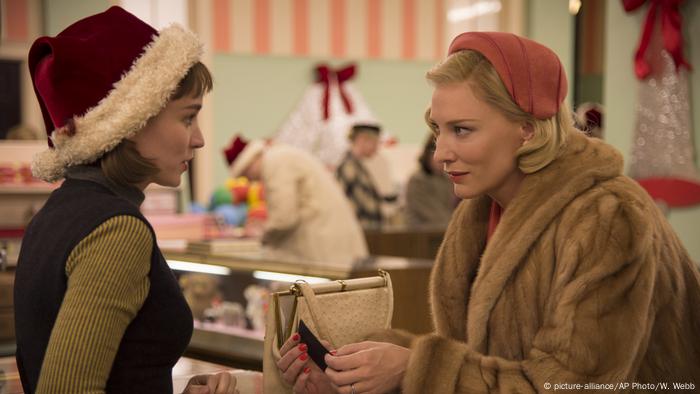 Filmstill aus Carol zeigt die Schauspielerin Rooney Mara als Therese Belivet und Cate Blanchett im Pelzmantel als Carol.