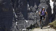 Mountainbike-Fahrerin auf Trail im Naturpark Fanes-Sennes-Prags, Trentino, Südtirol, Italien, Europa | Verwendung weltweit, Keine Weitergabe an Wiederverkäufer.