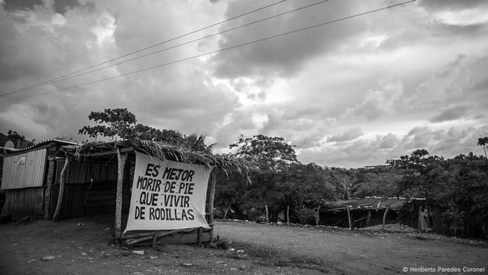 El México indígena ha vivido los últimos 100 años con el legado de Emiliano Zapata: Es mejor morir de pie que vivir de rodillas. La comunidad de Ostula vive en un territorio inmenso con sierra y costa, y lo ha defendido exitosamente de poderosas organizaciones criminales, de intereses políticos, y sin abandonar sus propias tradiciones. Un ejemplo a seguir para otras comunidades indígenas.