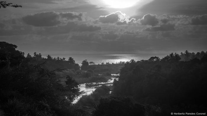 El fotógrafo alude con esta imagen a un sueño que tuvo Yolanda, una pobladora de Santa María Ostula. Bajé siguiendo el río Ostula, cientos de palmeras me precedieron y antes de llegar al mar en donde el agua dulce se confundía con la salada, vi pelícanos y garzas que cruzaban el aire. Heriberto Paredes invitó a visitar la región que ahora goza de paz y tranquilidad. 