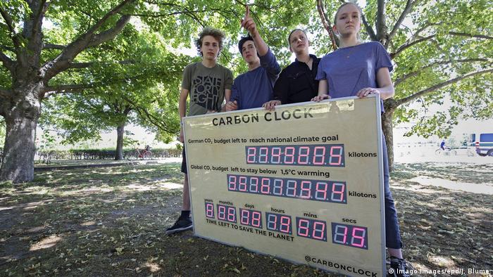 Молодые экоактивисты представили в Берлине счетчик, фиксирующий уровень выбросов C02 