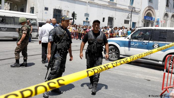 Tensa situación de seguridad: policías tunecinos tras el doble atentado suicida de junio de 2019.
