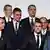 Bolsonaro observa Macron (c.) e outros líderes enquanto aguardavam para foto oficial do G20