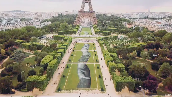 DW Euromaxx, Riesiges Graffiti vor dem Eiffelturm