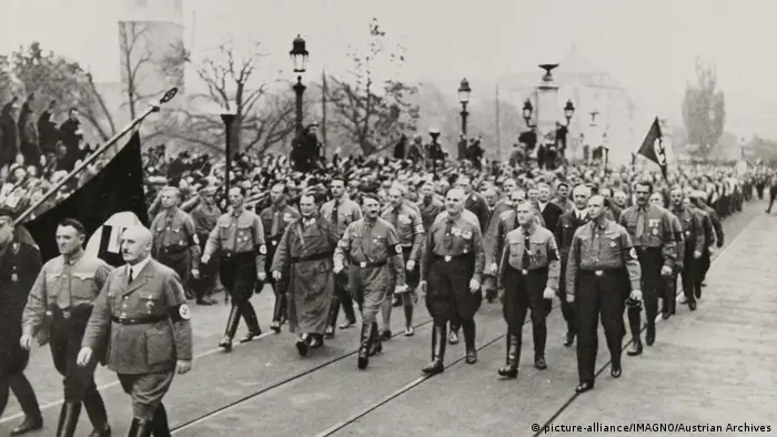 Historsiche Aufnahme: Hitler und seine Anhänger marschieren zur Feldherrenhalle in München am 9. November 1934 (picture-alliance/IMAGNO/Austrian Archives)