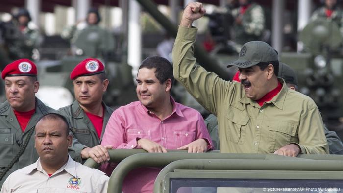 Venezuela Nicolas Maduro mit Sohn Nicolas Maduro Guerra (picture-alliance/AP Photo/A. Cubillos)
