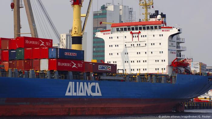 Brasilien Containerschiff der Reederei Alianca im Hafen von Manaus (picture-alliance/imageBroker/G. Fischer)
