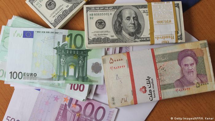 Banknoten Euro, Dollar und Rial (Getty Images/AFP/A. Kenar)