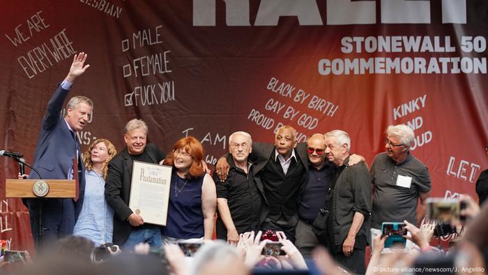 USA New York Bill de Blasio bei der Gedenkfeier zum 50. Jahrestag der Stonewall Unruhen (picture-alliance/newscom/J. Angelillo)