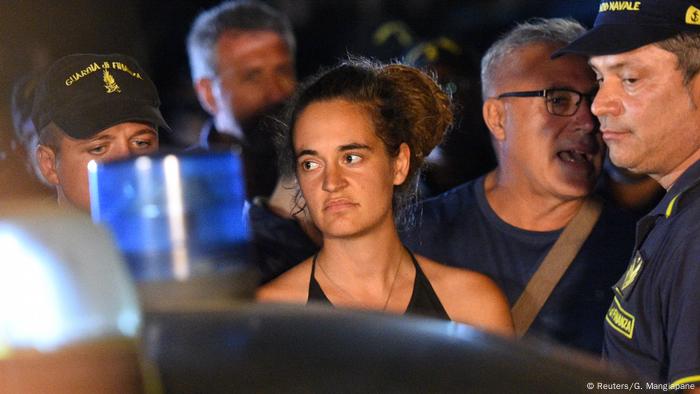Italien Lampedusa Carola Rackete verlässt in Polizieibegleitung die Sea-Watch 3 (Reuters/G. Mangiapane)