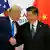 特朗普和习近平于2019年6月日本G20峰会期间握手致意(资料照)