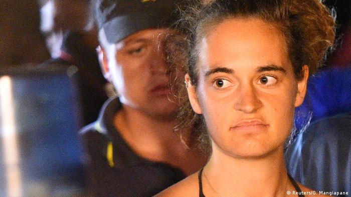 Carola Rackete, que atracó por la fuerza en Italia para desembarcar un 40 migrantes rescatados en el mar, será interrogada este jueves por un magistrado italiano por las acusaciones de favorecer la inmigración ilegal. (18.07.2019).