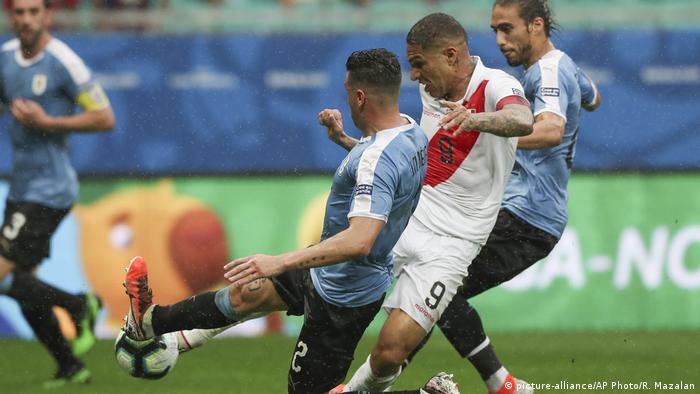 Fußball Länderspiel Uruguay - Peru (picture-alliance/AP Photo/R. Mazalan)