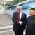 Trump e Kim Jong-un apertam as mãos durante encontro na zona desmilitarizada entre as Coreias, em junho de 2019