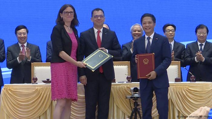 Vietnam Hanoi Unterzeichnung Handelsabkommen mit der EU | Cecilia Malmstrom und Tran Tuan Anh (picture-alliance/AP Photo)