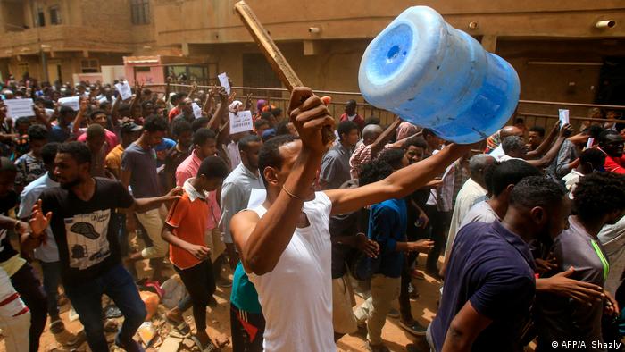 Sudan Khartum Massenproteste der Opposition (AFP/A. Shazly)