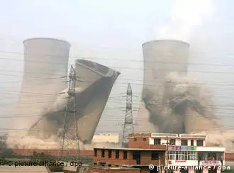 ©ChinaFotoPress/MAXPPP - XINXIANG CHINA - OCTOBER 28, 2009: (CHINA OUT) Cooling towers are demolished in an attempt to save energy and reduce emissions, at a power plant on October 28, 2009 in Xinxiang, Henan province of China. The United States does not expect to reach an agreement on climate change with China during President Barack Obama +++(c) dpa - Report+++