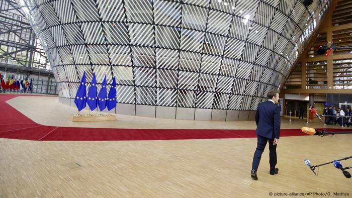 Belgien EU-Sondergipfel Brüssel | Emmanuel Macron (picture-alliance/AP Photo/O. Matthys)