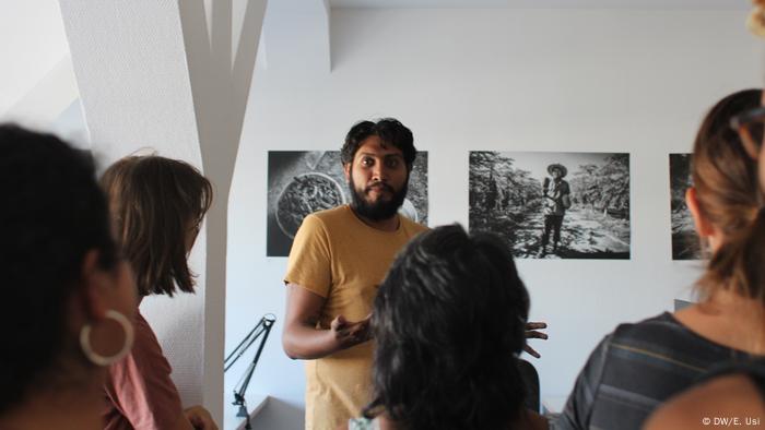 El fotoperiodista Heriberto Paredes afirma que pese a todo lo que se dice de Michoacán, Ostula es un lugar muy tranquilo gracias al control de la comunidad sobre su territorio. En la comunidad nahua se habla náhuatl, una de las lenguas indígenas más habladas en México. En Santa María Ostula las escuelas son bilingues, lo que está ayudando a que se recupere la lengua. 