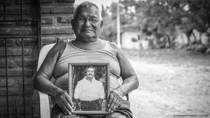 Apolinar Santos sostiene la fotografía de su hijo asesinado, Teódulo Santos, uno de los mayores impulsores de la lucha por la recuperación de tierras. El maestro de primaria fue secuestrado y asesinado en 2012. Fue una época de terror y muerte para la comunidad, muchos de sus pobladores decidieron huir, pero se reorganizaron y volvieron en 2014. 