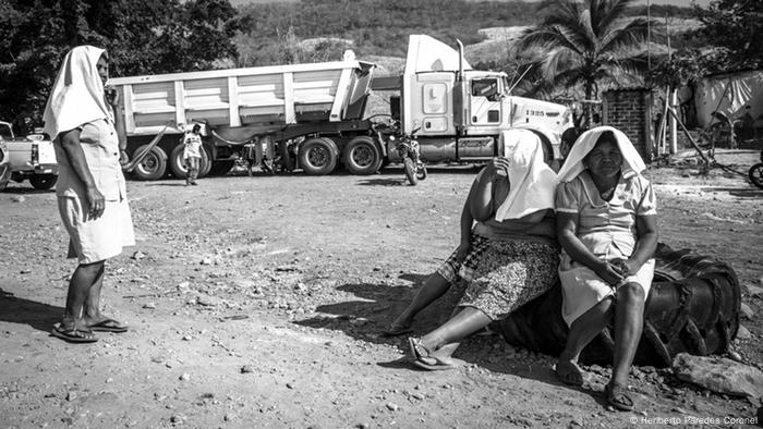 Una de las estrategias de la comunidad para defender su territorio es el bloqueo de la carretera federal 200 que serpentea la costa del Pacífico mexicano y cruza la comunidad. Se trata del paso de millones de camiones de carga entre el puerto de Manzanillo, Colima, y el más importante del país, el puerto de Lázaro Cárdenas, en Michoacán. 