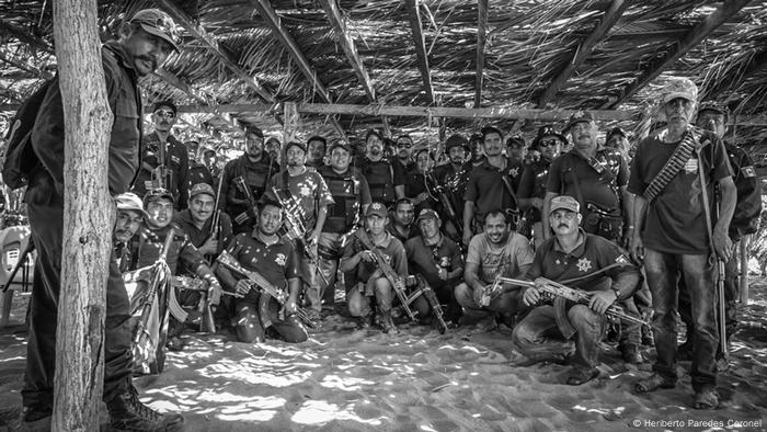 En 2015 un gran movimiento de autodefensas, policías y guardias comunales logró en meses lo que nunca había podido la policía municipal en décadas: erradicar la violencia y dotar a la población de una certidumbre de seguridad. Para los pobladores la defensa del territorio es preservar su identidad y su medio de subsistencia, que es la agricultura.