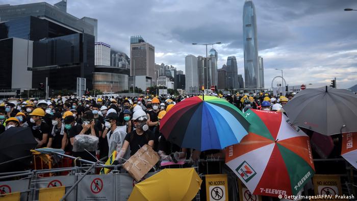 Manifestantes ante el Parlamento local de Hong Kong.