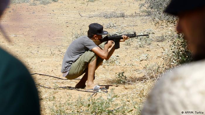 Guerra civil en Libia: un soldado apunta con un fusil.