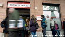 ARCHIV - 04.05.2012, Spanien, Alcalá De Henares: Arbeitslose stehen in einer Schlange vor einem Arbeitsamt. (zu dpa «Die Südlander der EU und ihre schier unendlichen Finanzprobleme» vom 30.05.2018) Foto: Fernando Villar/EFE/dpa +++(c) dpa - Bildfunk+++ |